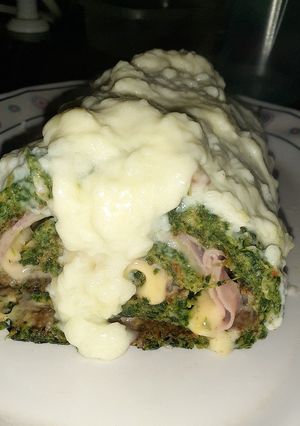 Una foto de Pionono de acelga relleno de jamón y queso