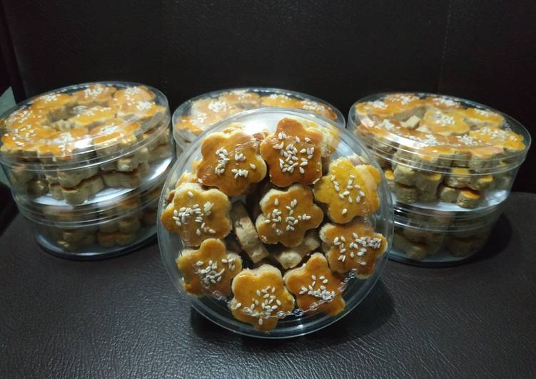 Kue kering kacang gurih dan renyah