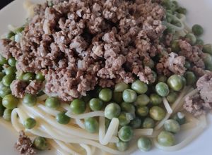 Una foto de Espaguettis🍝con🧆mucha proteina🫛y cariño🥩🥰🍝