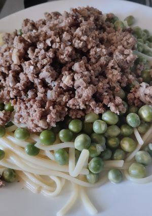 Una foto de Espaguettis🍝con🧆mucha proteina🫛y cariño🥩🥰🍝