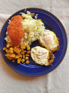Una foto de Arroz Blanco con Tomate, huevo y algo más