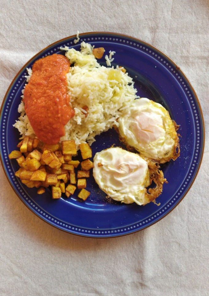 Una foto de Arroz Blanco con Tomate, huevo y algo más