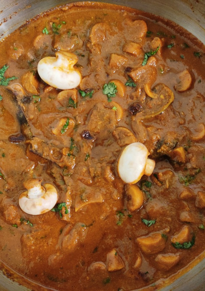 ரோட்டுக்கடை காளான்   கிரேவி (Kaalan gravy recipe in tamil) செய்முறை முக்கிய புகைப்படம்