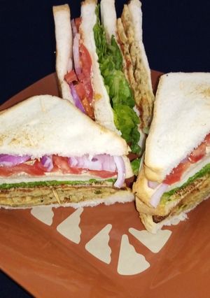 A picture of Qeema omelet sandwich.