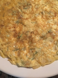 Una foto de Tortilla francesa con eneldo, salmón y queso ricotta