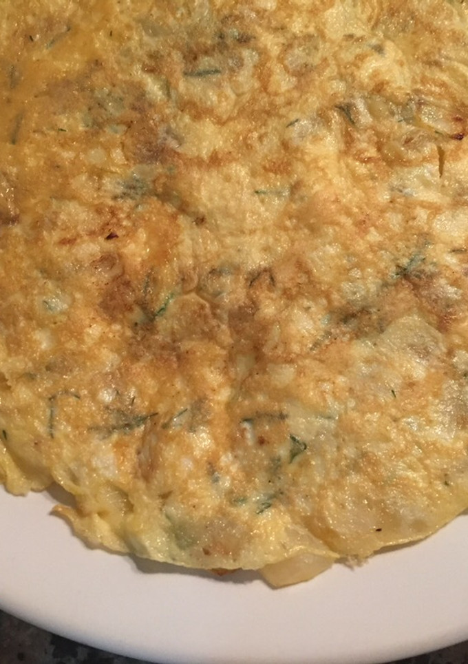 Una foto de Tortilla francesa con eneldo, salmón y queso ricotta