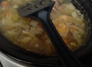 Una foto de Pepper chicken soup en olla de cocción lenta