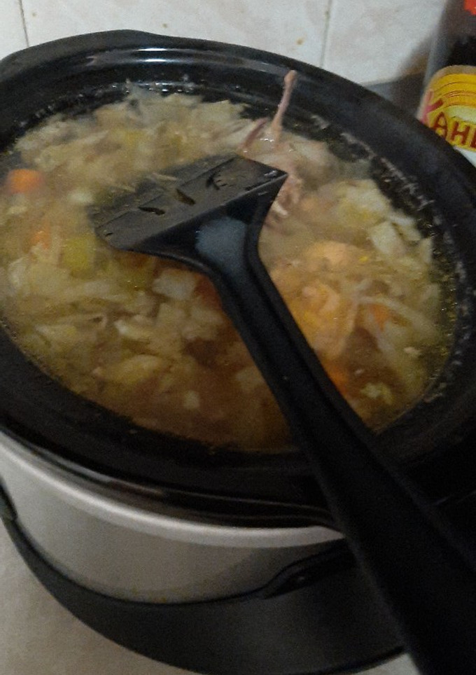 Una foto de Pepper chicken soup en olla de cocción lenta