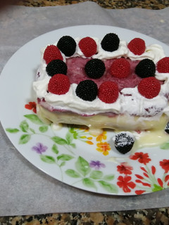 Una foto de Tarta fría de buttercream de queso y frutos rojos