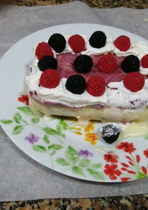 Una foto de Tarta fría de buttercream de queso y frutos rojos