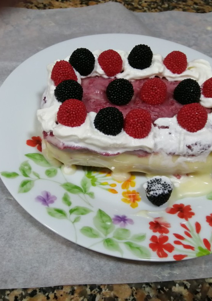Una foto de Tarta fría de buttercream de queso y frutos rojos