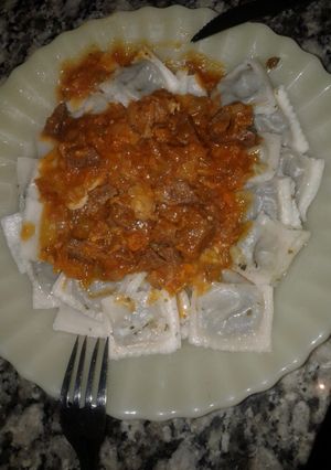 Una foto de Ravioles de verdura con salsa boloñesa🍅