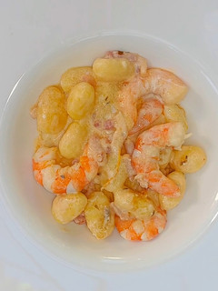 Una foto de Ñoquis con bacon y langostinos