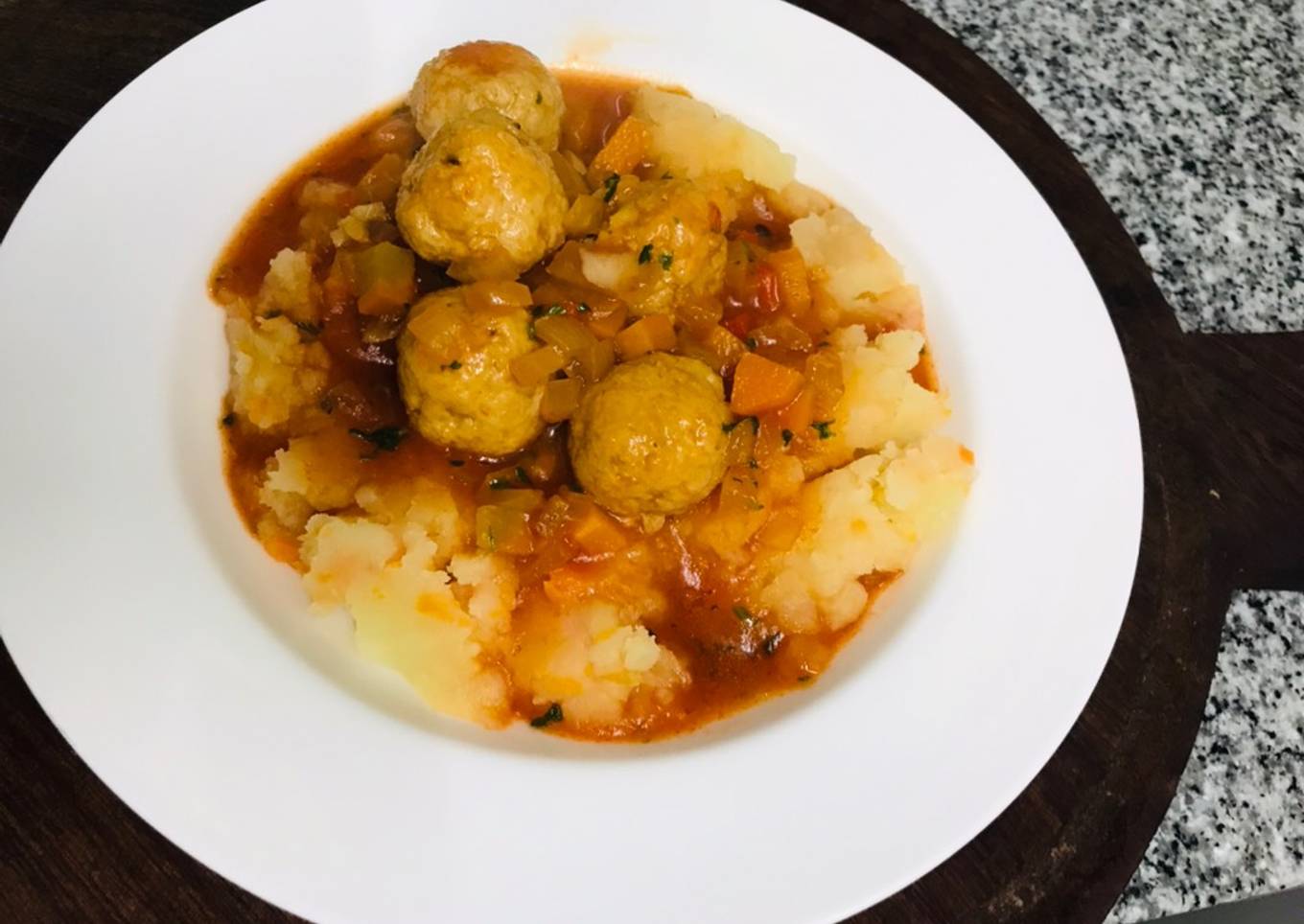 Albóndigas de pescado en salsa con puré