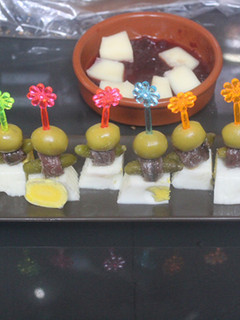 Una foto de Pinchos de huevo cuadrado con anchoas