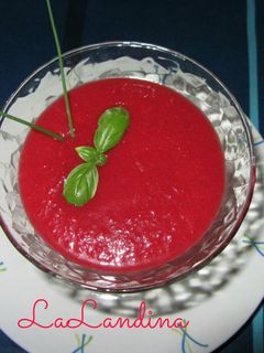 Una foto de Gazpacho de sandía y remolacha