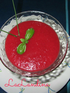 Una foto de Gazpacho de sandía y remolacha