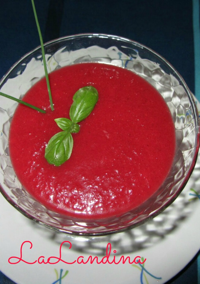 Una foto de Gazpacho de sandía y remolacha