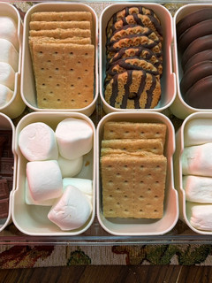 A picture of S’mores snackle box.