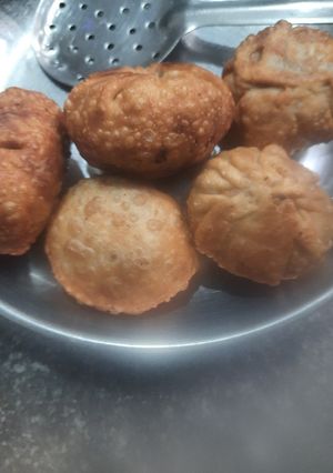 લીલવા ની કચોરી (Lilva Kachori Recipe In Gujarati) રેસીપી મુખ્ય ફોટો