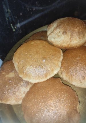 पूरी(poori recipe in hindi) रेसिपी मुख्य फोटो