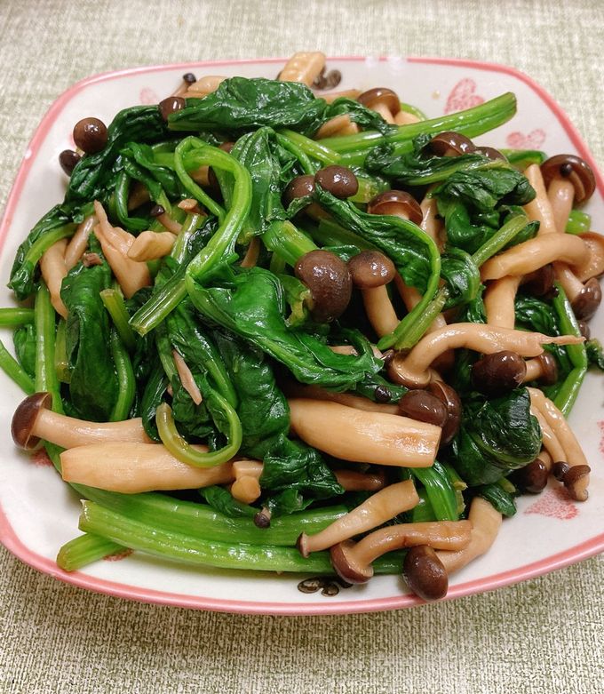 菠菜燒鮮菇 的食譜成品照片