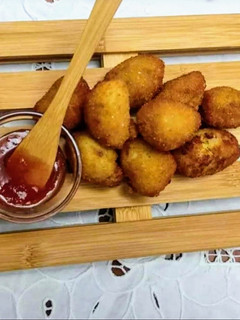 Una foto de Croquetas de pollo asado y dátiles