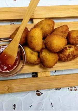 Una foto de Croquetas de pollo asado y dátiles