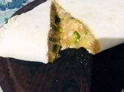 Una foto de calzone relleno con pollo