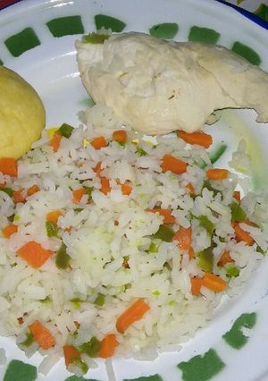 Una foto de Arroz con verduras y pollo hervido.🍲🐔
