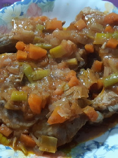 Una foto de Costillas con verduras y vino