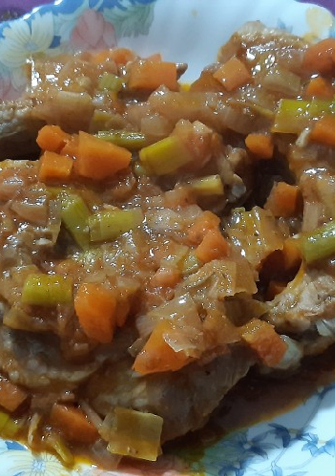 Una foto de Costillas con verduras y vino