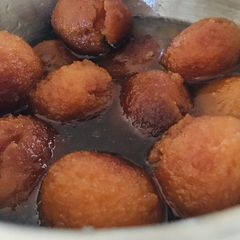A picture of Sooji ke gulab jamun.