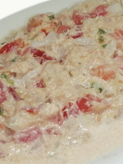 A picture of Ensalada de atún con mayonesa y crema.