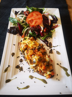 Una foto de Berenjena rellena de verduras y quinoa