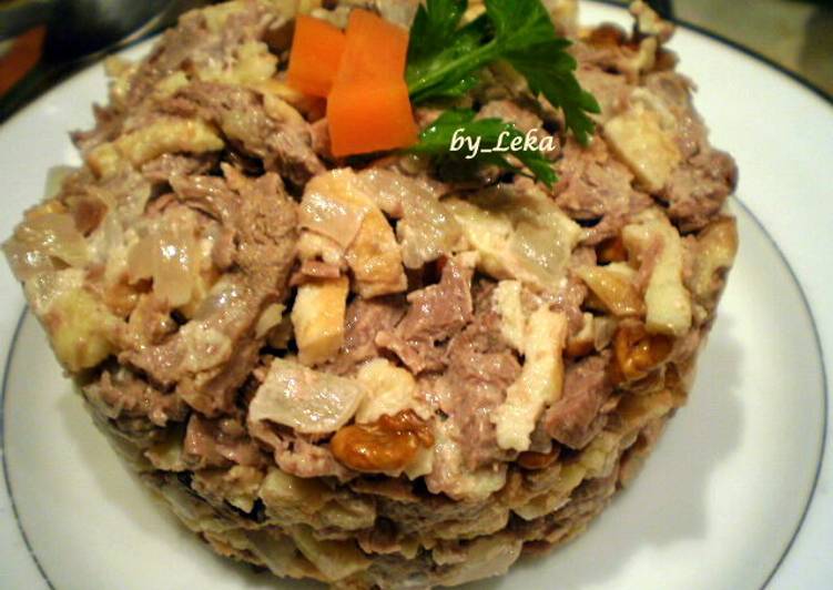 Салат из говядины с орехами