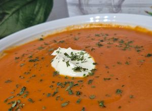Une photo de Soupe de tomates lard fumé et saucisses fumées