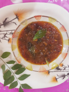 टोमॅटो गोड आणि खारट चटणी(tomato sweet kharat chutney recipe in marathi) रेसिपी चे मुख्य फोटो