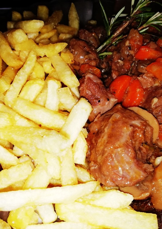 Una foto de Carrillada ibérica con patatas fritas