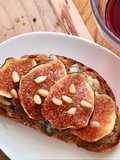 💚 Bánh Mì Lát Nướng Chảo Với Phô Mai Xanh Roquefort & Quả Sung Ngọt