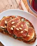 💚 Bánh Mì Lát Nướng Chảo Với Phô Mai Xanh Roquefort & Quả Sung Ngọt