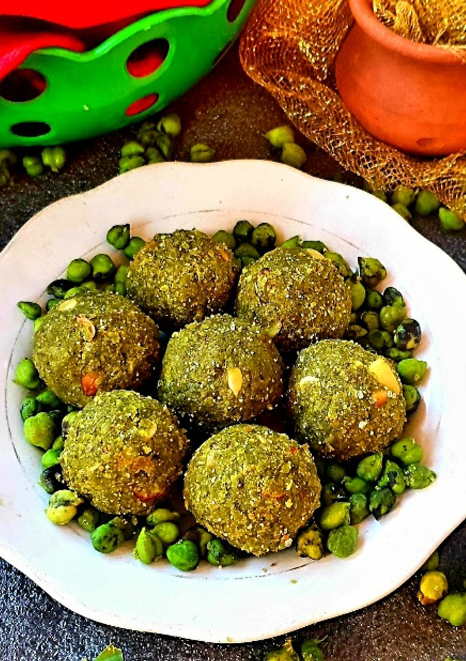हरे चने के लड्डू (hare chane ke ladoo recipe in Hindi) रेसिपी मुख्य फोटो