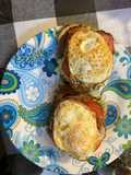Pan tostado con aguacate, huevos estrellados, tomate romano, cebolla, frijoles refritos y mayonesa !