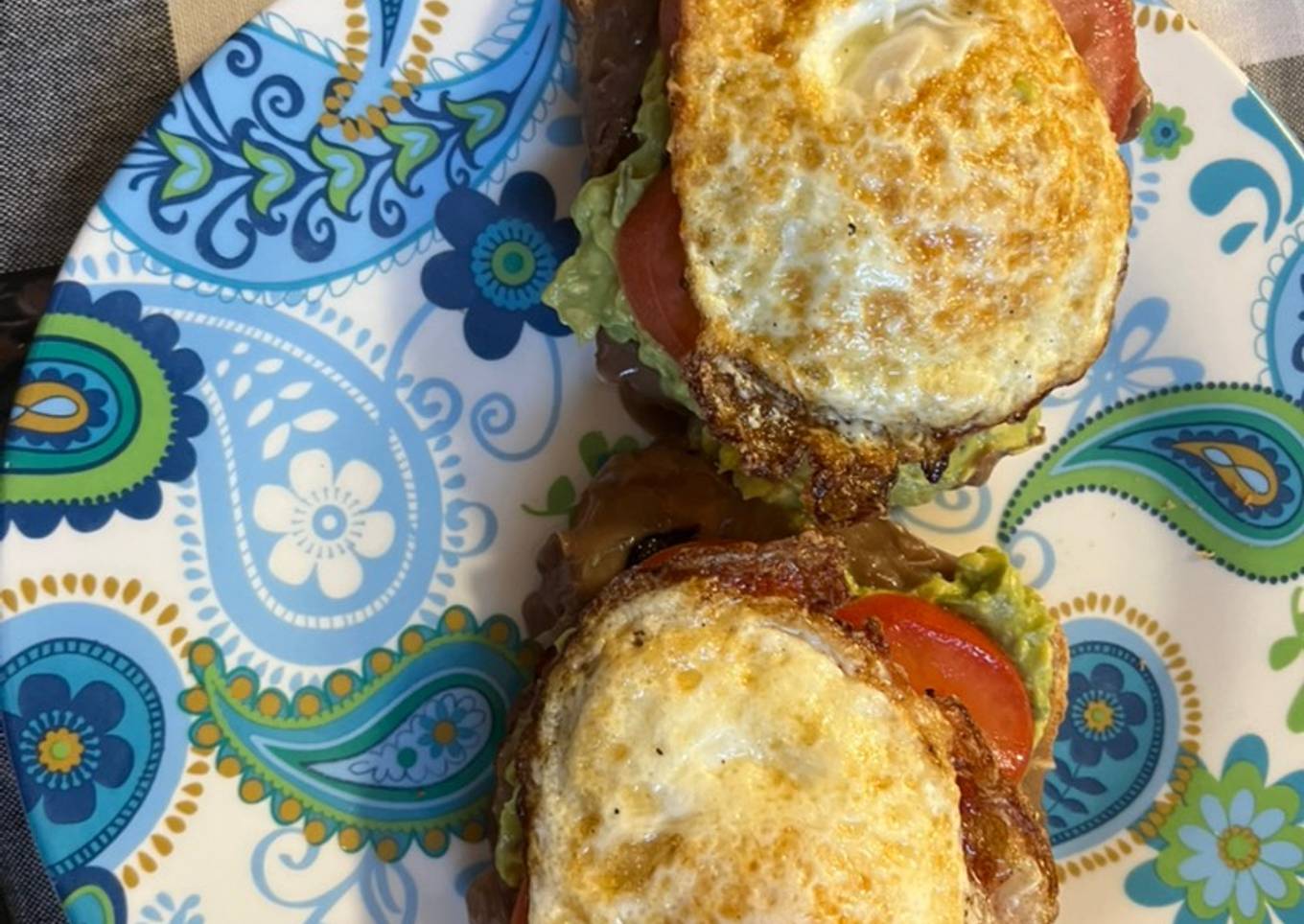 Pan tostado con aguacate,huevos estrellados,tomate romano, cebolla, frijoles refritos y mayonesa !