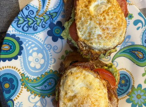 Una foto de Pan tostado con aguacate, huevos estrellados, tomate romano, cebolla, frijoles refritos y mayonesa !