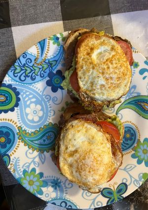 Una foto de Pan tostado con aguacate, huevos estrellados, tomate romano, cebolla, frijoles refritos y mayonesa !