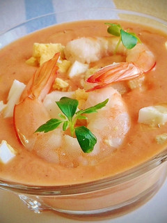 Una foto de Salmorejo con langostinos