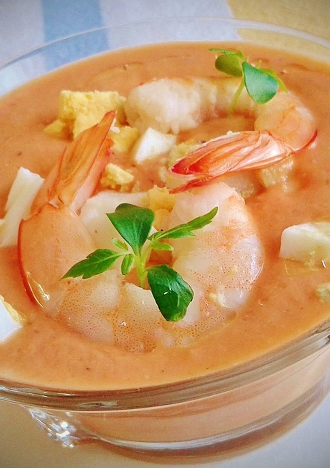 Una foto de Salmorejo con langostinos