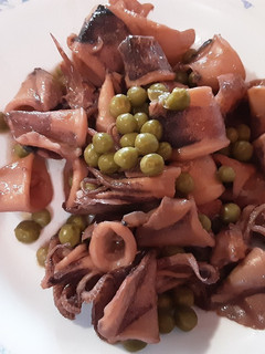 Una foto de Chipirones con guisantes