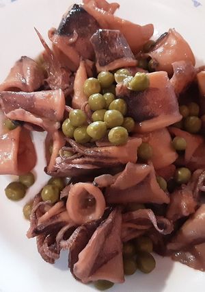 Una foto de Chipirones con guisantes